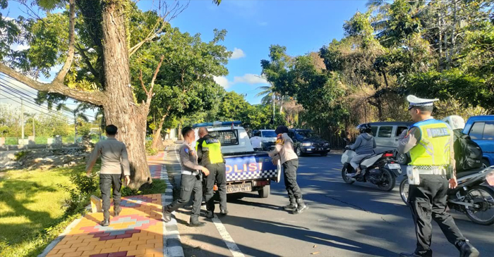 Petugas Unit Laka Lantas Polresta Mataram saat turun langsung ke lokasi untuk melakukan olah TKP, mengatur arus lalu lintas, serta mendata kendaraan yang terlibat dalam kecelakaan.