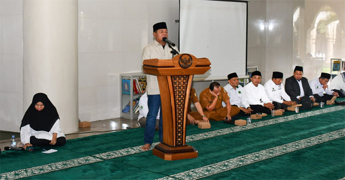 Bupati Lotim, H Haerul Warisin, saat memberikan sambutan pada acara pembukaan kegiatan bimbingan manasik haji tingkat kabupaten tahun 1447 Hijriah/2026 Masehi, di Masjid Al-Mujahidin Selong, pada Selasa (10/2/2026).