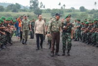 Menhan RI, Sjafrie Sjamsoeddin bersama Gubernur NTB, Lalu Muhamad Iqbal saat meninjau Markas Brigif TP 31/Perisai Sakti dan Yonif TP 875/Sangga Yudha Perkasa, di Doro Mboha, Desa Soritatanga, Kecamatan Pekat, Kabupaten Dompu, pada Sabtu (7/2/2026)..