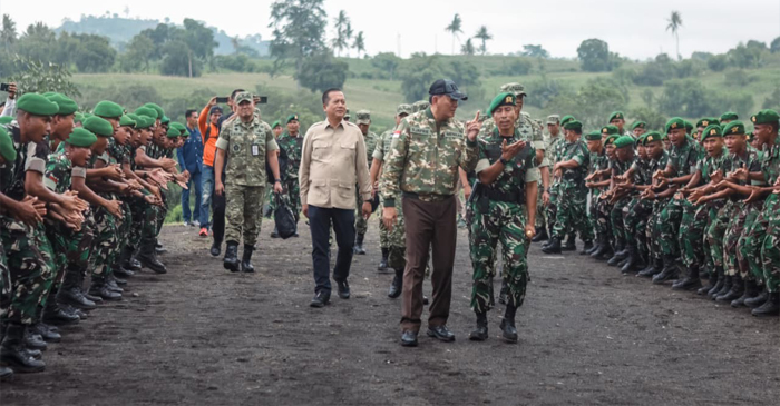 Menhan RI, Sjafrie Sjamsoeddin bersama Gubernur NTB, Lalu Muhamad Iqbal saat meninjau Markas Brigif TP 31/Perisai Sakti dan Yonif TP 875/Sangga Yudha Perkasa, di Doro Mboha, Desa Soritatanga, Kecamatan Pekat, Kabupaten Dompu, pada Sabtu (7/2/2026)..
