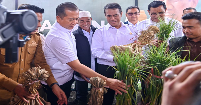 Mentan Andi Amran Sulaiman didampingi Gubernur NTB, Lalu Muhamad Iqbal dan Bupati Lotim, H Haerul Warisin saat meninjau berbagai infrastruktur pertanian pendukung, di antaranya lantai jemur bawang putih serta gudang benih milik UD Bayanaka yang selama ini menjadi salah satu motor penggerak produksi di kawasan Sembalun.