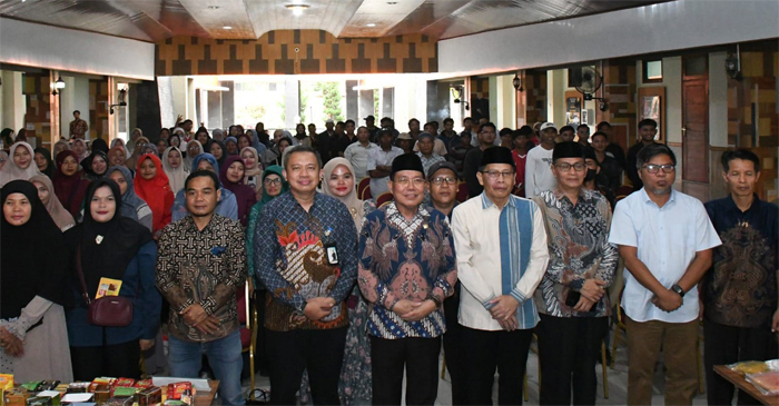 Pose bersama di sela-sela kegiatan KIE dengan tema “Mewujudkan Masyarakat Cerdas Memilih Obat dan Makanan Aman”, yang diinisiasi oleh Anggota Komisi IX DPR RI Fraksi PAN Dapil NTB II/Pulau Lombok, HM Muazzim Akbar, di Aula BPVP Lenek, Kabupaten Lombok Timur (Lotim), pada Sabtu (7/2/2026).