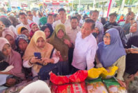 Gubernur NTB, Lalu Muhamad Iqbal saat turun langsung meninjau kegiatan Pasar Rakyat dan Bazar UMKM Makmur Mendunia Center (MMC) NTB, di Kantor Camat Pringgabaya, Kabupaten Lombok Timur (Lotim), Rabu (11/2/2026).