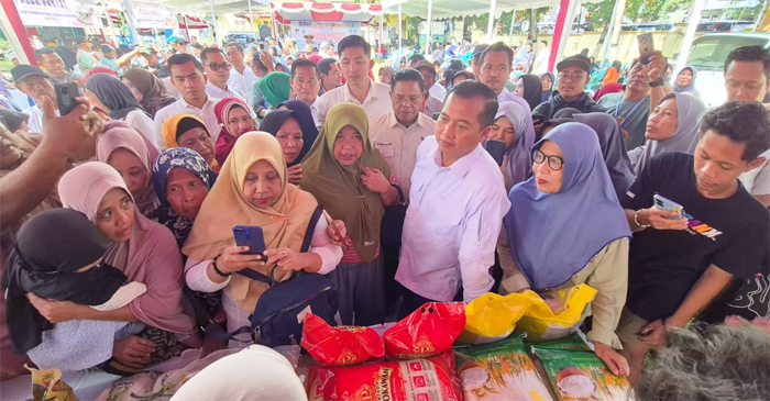Gubernur NTB, Lalu Muhamad Iqbal saat turun langsung meninjau kegiatan Pasar Rakyat dan Bazar UMKM Makmur Mendunia Center (MMC) NTB, di Kantor Camat Pringgabaya, Kabupaten Lombok Timur (Lotim), Rabu (11/2/2026).