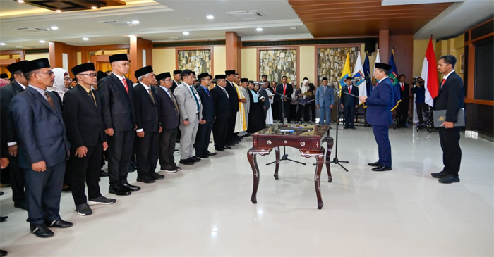 Gubernur NTB, Lalu Muhamad Iqbal saat melantik dan mengambil sumpah jabatan terhadap 392 pejabat eselon III dan IV lingkup Pemprov NTB, di Ruang Rapat Tambora Kantor Gubernur NTB, Jumat sore (20/2/2026).