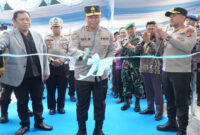 Kapolda NTB, Irjen Pol Edy Murbowo saat menggunting pita sebagai tanda peresmian Gedung BPKB Polres Lotim, Sabtu (21/2/2026).