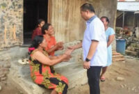 Gubernur NTB, Lalu Muhamad Iqbal saat mengunjungi salah satu rumah warga.