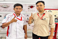 Rezal M. Jasin, guru SMKN 3 Mataram (kanan) bersama pose bersama tim Astra Motor NTB.