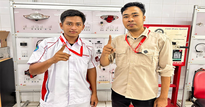 Rezal M. Jasin, guru SMKN 3 Mataram (kanan) bersama pose bersama tim Astra Motor NTB.