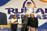 H. Junaidi, warga Desa Bengkaung saat menyerahkan proposal pengembangan teras Masjid Nurul Hidayah kepada Anggota DPR RI, H Fauzan Khalid, yang diterima langsung oleh Tenaga Ahli Dr. M Hafizni, pada Rabu malam (25/2/2026).