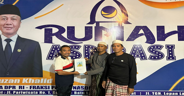 H. Junaidi, warga Desa Bengkaung saat menyerahkan proposal pengembangan teras Masjid Nurul Hidayah kepada Anggota DPR RI, H Fauzan Khalid, yang diterima langsung oleh Tenaga Ahli Dr. M Hafizni, pada Rabu malam (25/2/2026).