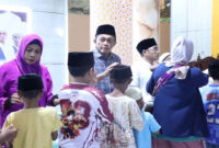 Bupati Loteng, HL Pathul Bahri saat menyerahkan santunan kepada anak yatim di sela-sela kegiatan Safari Ramadan 1447 Hijriah di Masjid Hidayaturrahman, Desa Mujur, Kecamatan Praya Timur, Sabtu malam (21/2/2026).