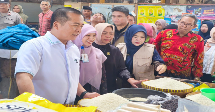 Gubernur NTB, Lalu Muhamad Iqbal saat memantau harga kebutuhan bahan pokok di pasar tradisional.