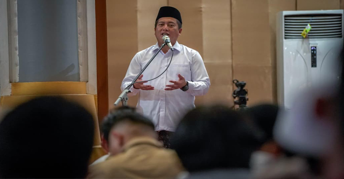 Gubernur NTB, Lalu Muhamad Iqbal saat memberikan sambutan sebelum dimulainya salah isya dan tarawih berjamaah bersama masyarakat di Masjid Hubbul Wathan Islamic Center NTB, pada Rabu malam (18/2/2026).