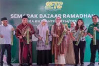 Ketua Dekranasda Provinsi NTB, Sinta Agathia Iqbal (tengah) saat membuka secara resmi Semarak Bazar Ramadan 1447 Hijriah, di Desa Wisata Hijau Bilebante, Kecamatan Pringgarata, Kabupaten Loteng, Minggu (15/2/2026).