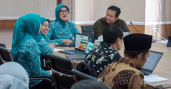 Ketua Tim Penggerak PKK NTB, Sinta Agathia Iqbal didampingi Kepala Dinas Kesehatan NTB, HL Hamzi Fikri saat Rakor di Aula Kantor Dinas Kesehatan NTB, Kamis (19/2/2026).