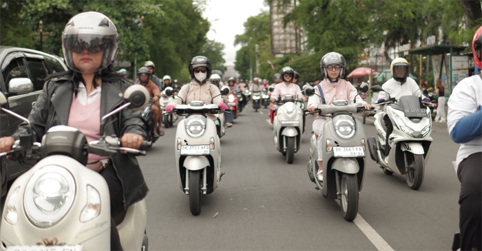 Sebanyak 30 karyawan perempuan (Ladies) Astra Motor NTB menggelar kegiatan touring bertajuk 