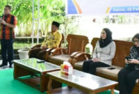 Wabup Lotim, HM Edwin Hadiwijaya (berdiri) saat menghadiri serah terima Program Bantuan Pasang Baru Listrik (BPBL) dan Program Bantuan Stimulan Perumahan Swadaya (BSPS) di Lombok Timur, Kamis (26/2/2026).