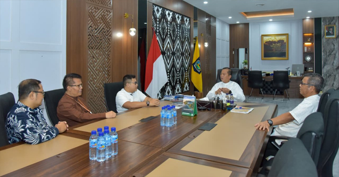 Gubernur NTB, Lalu Muhamad Iqbal saat menerima audiensi Panitia Rakornas HIMBARSI tahun 2026, di ruang rapat Kantor Gubernur NTB, Jumat (27/3/2026).