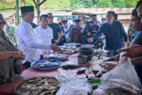 Gubernur NTB, Lalu Muhamad Iqbal saat menyusuri lorong-lorong Pasar Tana Mira di Kabupaten Sumbawa Barat (KSB) dalam rangkaian Safari Ramadan Pemprov NTB.