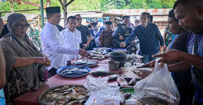 Gubernur NTB, Lalu Muhamad Iqbal saat menyusuri lorong-lorong Pasar Tana Mira di Kabupaten Sumbawa Barat (KSB) dalam rangkaian Safari Ramadan Pemprov NTB.