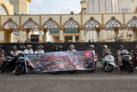Komunitas Hijabers Lombok bersama Paguyuban Honda Asosiasi Lombok pose bersama di Islamic Center saat menggelar kegiatan bertajuk Hijabers Serenity Ride.