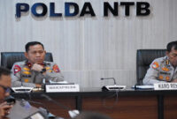 Wakapolda NTB, Brigjen Pol Hari Nugroho bersama jajaran saat menghadiri secara zoom meeting rapat lintas sektoral yang digelar Mabes Polri.