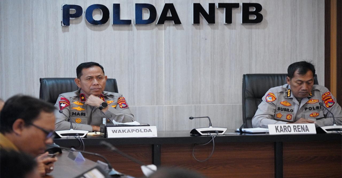 Wakapolda NTB, Brigjen Pol Hari Nugroho bersama jajaran saat menghadiri secara zoom meeting rapat lintas sektoral yang digelar Mabes Polri.