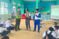 Kampanye edukasi safety riding yang kali ini menyasar puluhan siswa kelas 3 di SMP Negeri 1 Tanjung Kabupaten Lombok Utara.