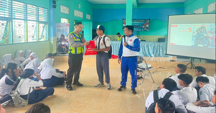 Kampanye edukasi safety riding yang kali ini menyasar puluhan siswa kelas 3 di SMP Negeri 1 Tanjung Kabupaten Lombok Utara.