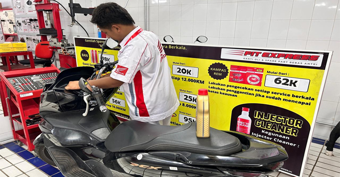Tim AHASS saat mengecek kondisi kendaraan konsumen. 