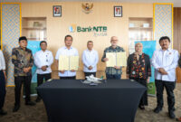 Gubernur NTB, Lalu Muhamad Iqbal saat memberlihatkan Nota Kesepahaman (MoU) yang telah ditandatangani bersama PT Abadi Mega Angkutan, yang disaksikan oleh Menhub Dudy Purwagandhi, pada Sabtu, 28 Februari 2026.