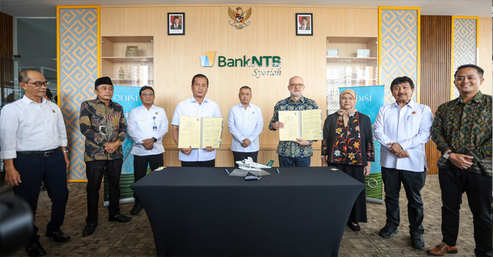 Gubernur NTB, Lalu Muhamad Iqbal saat memberlihatkan Nota Kesepahaman (MoU) yang telah ditandatangani bersama PT Abadi Mega Angkutan, yang disaksikan oleh Menhub Dudy Purwagandhi, pada Sabtu, 28 Februari 2026.