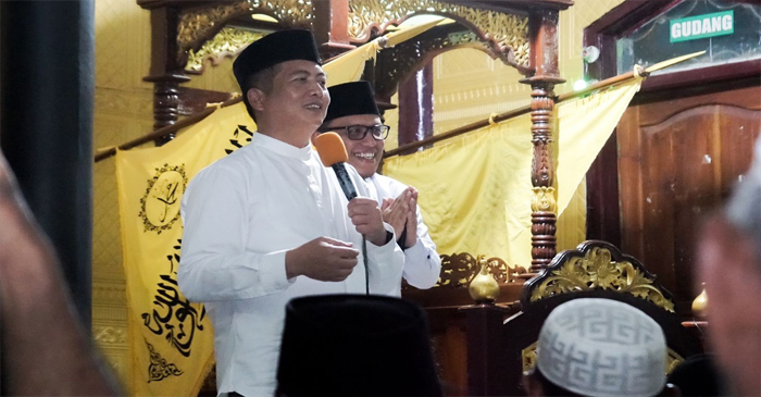 Gubernur NTB, Lalu Muhamad Iqbal saat silaturrahmi dengan masyarakat Desa Talabiu, Kabupaten BIma, di Masjid Besar Al-Hidayah Desa Talabiu pada Selasa (3/3/2026).