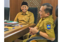 Gubernur NTB, Lalu Muhamad Iqbal (kanan) bersama Kadis Kominfotik NTB yang juga Juru Bicara Pemprov NTB, H. Ahsanul Khalik (kiri).