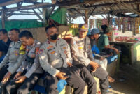 Personel Polda NTB terlihat sedang mengamankan Lebaran Topat di Pantai Loang Baloq, Sabtu (28/3/2026).