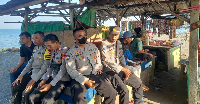 Personel Polda NTB terlihat sedang mengamankan Lebaran Topat di Pantai Loang Baloq, Sabtu (28/3/2026).