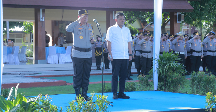 Kapolda NTB, Irjen Pol. Edy Murbowo saat ,memimpin Apel Gelar Pasukan Operasi Ketupat 2026, di Lapangan Tribun Bhara Daksa Polda NTB, Kamis (12/3/2026).