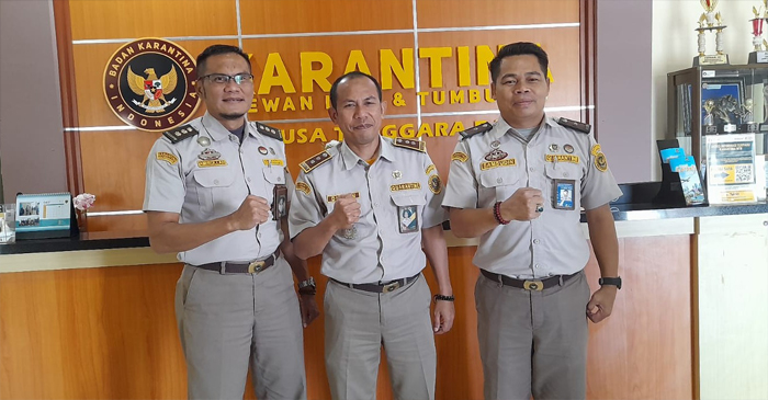 DARI KIRI: Ketua Tim Kerja Karantina Hewan Balai Karantika Hewan, Ikan & Tumbuhan Provinsi NTB, Amirullah;  