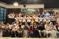 Pose bersama di sela-sela kegiatan buka puasa bersama manajemen Astra Motor NTB dengan insan pers, di Lesehan Kalisari, Desa Sayang-Sayang, Cakranegara, Kota Mataram, pada Senin (16/3/2026).