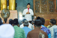 Gubernur NTB, Lalu Muhamad Iqbal saat bersilaturahmi dengan masyarakat dalam agenda Safari Ramadan Pemprov NTB, di Masjid Agung Praya, Kamis (5/3/2026).