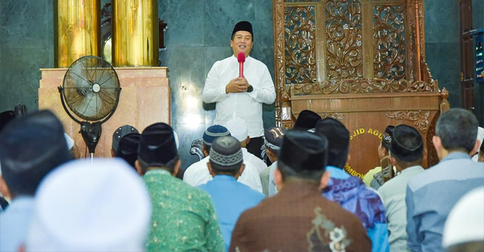 Gubernur NTB, Lalu Muhamad Iqbal saat bersilaturahmi dengan masyarakat dalam agenda Safari Ramadan Pemprov NTB, di Masjid Agung Praya, Kamis (5/3/2026).
