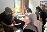 Tim penyidik Ditreskrimsus Polda NTB saat melakukan penggeledahan di kantor Dikbudpora Kabupaten Bima, pada Kamis (5/3/2026).