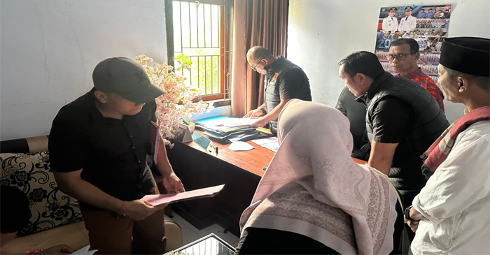 Tim penyidik Ditreskrimsus Polda NTB saat melakukan penggeledahan di kantor Dikbudpora Kabupaten Bima, pada Kamis (5/3/2026).