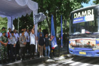 Gubernur NTB, Lalu Muhamad Iqbal saat melepas peserta mudik gratis di depan Pendopo Gubernur NTB, Sabtu (14/3/2026).