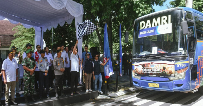 Gubernur NTB, Lalu Muhamad Iqbal saat melepas peserta mudik gratis di depan Pendopo Gubernur NTB, Sabtu (14/3/2026).