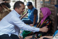 Gubernur NTB, Lalu Muhamad Iqbal saat bincang-bincang dengan warga di sela-sela melanjutkan agenda Safari Ramadan di Kelurahan Ntobo, Kecamatan Raba, Kota Bima, pada Senin (2/3/2026).