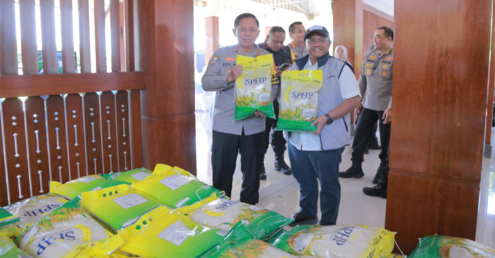 Kapolda NTB, Irjen Pol. Edy Murbowo (kiri) saat menghadiri Pasar Murah dalam program Gerakan Pangan Murah Polri, di Tribun Bhara Daksa Polda NTB, pada Jumat (13/3/2026).