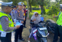 Kasat Lantas Polres Lombok Barat, IPTU Anton Prasetya Wijaya bersama anggota saat memberikan teguran dan edukasi kepada salah seorang pengendara motor yang tidak lengkap dalam mengendarai sepeda motor di jalan raya.