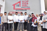 Gubernur NTB, Lalu Muhamad Iqbal pose bersama saat kunjungannya ke Koperasi Merah Putih Telaga Bertong di Sumbawa Barat, Jumat (13/3/2026).